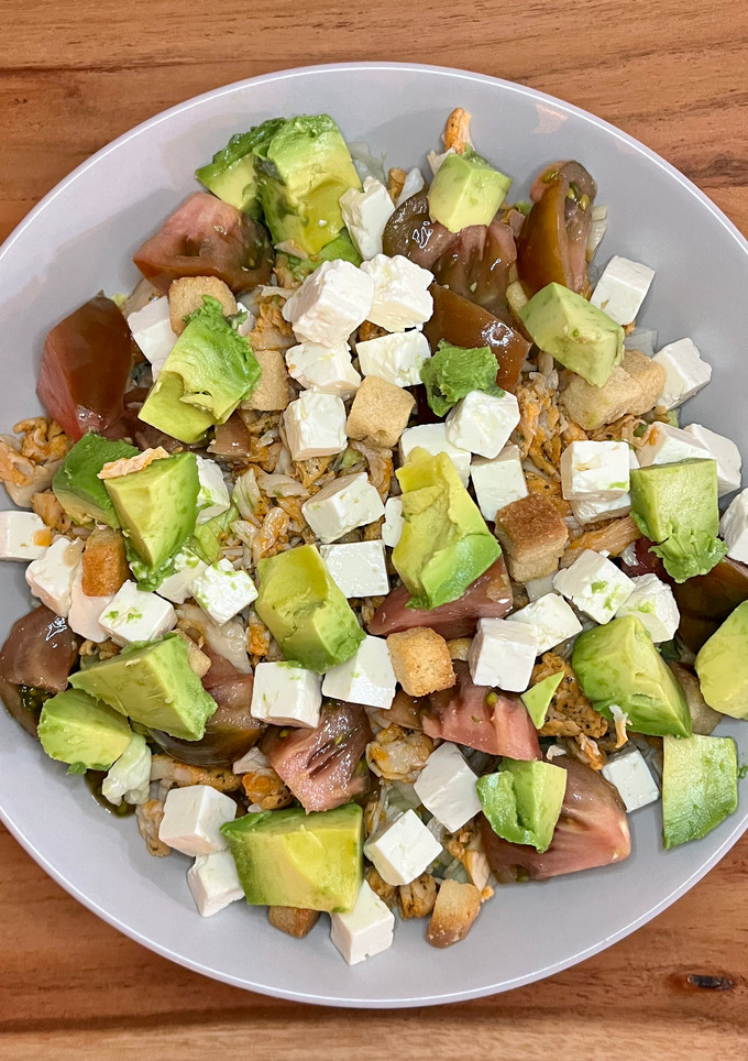 Una foto de 🥗 Ensalada de pollo, queso y aguacate 🍗