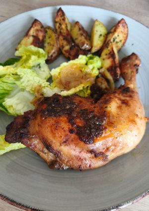 Sült csirkecomb héjában sült burgonyával recept fotója