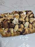 Cornetti al cacao con scaglie di cioccolato bianco granella di z