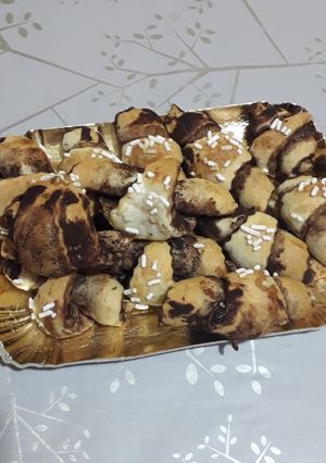 Foto di Cornetti al cacao con scaglie di cioccolato bianco granella di z