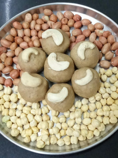 પ્રોટીન લાડુ (protin ladu recipe in gujarati) રેસીપી મુખ્ય ફોટો