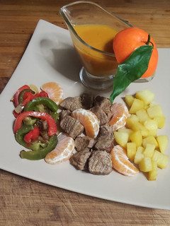 Una foto de Ternera con verduras y salsa de mandarinas