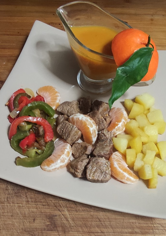 Una foto de Ternera con verduras y salsa de mandarinas