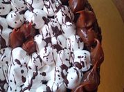 Una foto de brownies con merengue