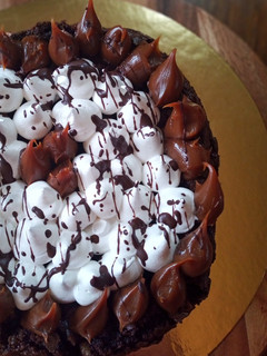 Una foto de Tarta brownie merengada