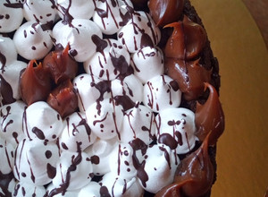 Una foto de Tarta brownie merengada