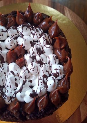 Una foto de Tarta brownie merengada