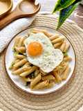 Macarrones con Huevo a la Plancha y Pimiento Verde