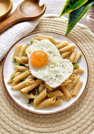 Una foto de Macarrones con Huevo a la Plancha y Pimiento Verde