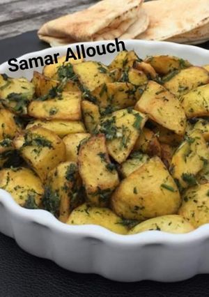 A picture of Potatoes_with_garlic_and_cilantro.