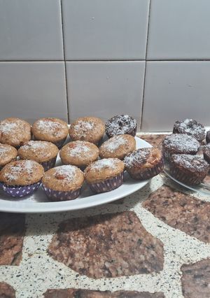 Una foto de Muffins de chocolinas y marmolado rellenos con chocotorta