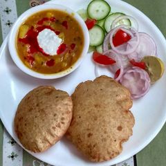 A picture of Peethi wali puri with launji.