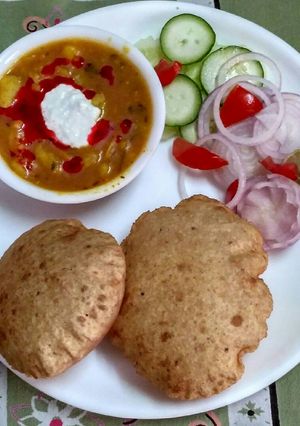 A picture of Peethi wali puri with launji.