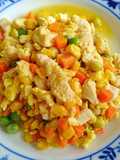 อกไก่ผัดผงกะหรี่ ใส่ไข่ ผักสามสี คลีน