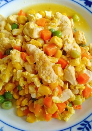 รูปของ อกไก่ผัดผงกะหรี่ ใส่ไข่ ผักสามสี คลีน