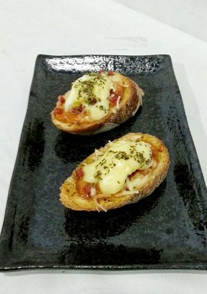 Foto resep Simple Chessy Bruschetta w/ Sausage n Tomato Sauce