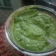 A picture of Green garlic chutney.