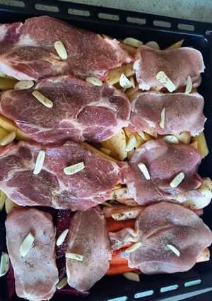 Tepsis karaj🥓-tarja🥩-comb🍗 zöldségekkel🥕🥔🍎🧅 recept fotója