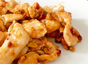Foto di Straccetti di pollo al limone e paprika con mandorle e pistacchi