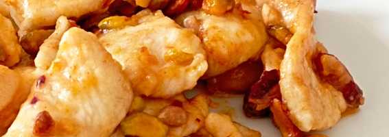 Straccetti di pollo al limone e paprika con mandorle e pistacchi