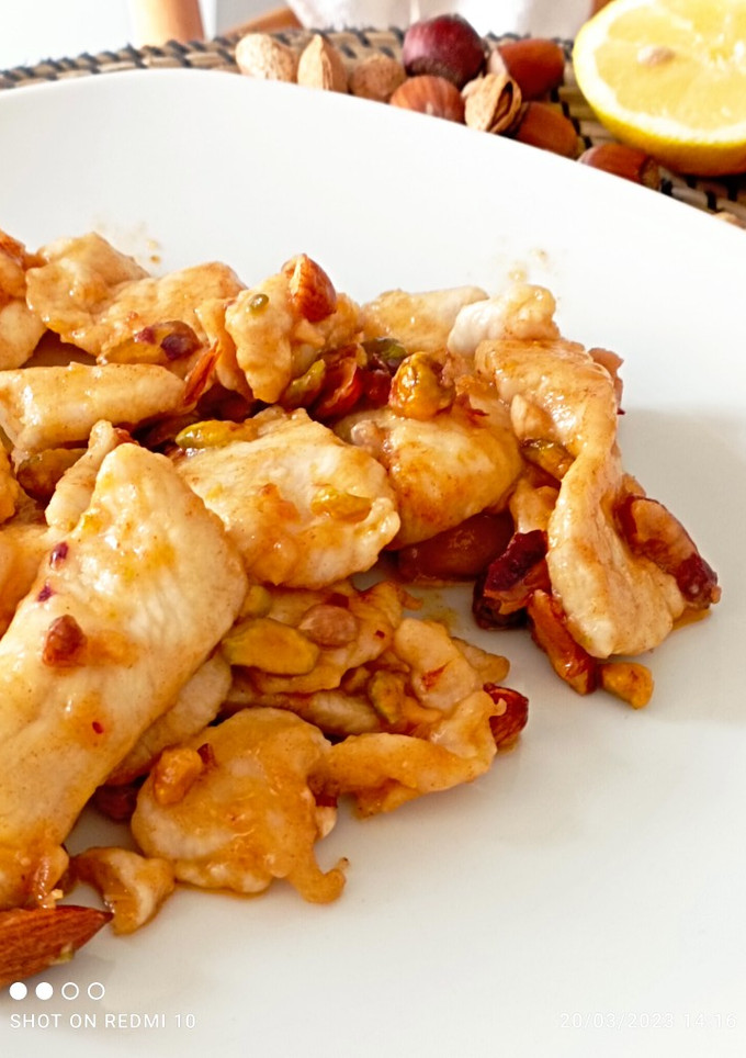 Foto di Straccetti di pollo al limone e paprika con mandorle e pistacchi
