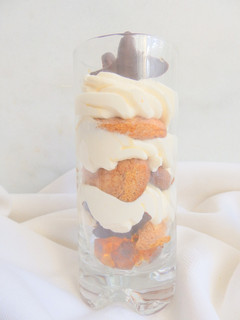 Una foto de Tiramisú con melindros y gelatina de ron