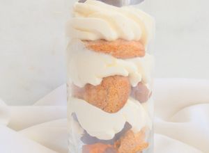 Una foto de Tiramisú con melindros y gelatina de ron