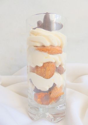 Una foto de Tiramisú con melindros y gelatina de ron