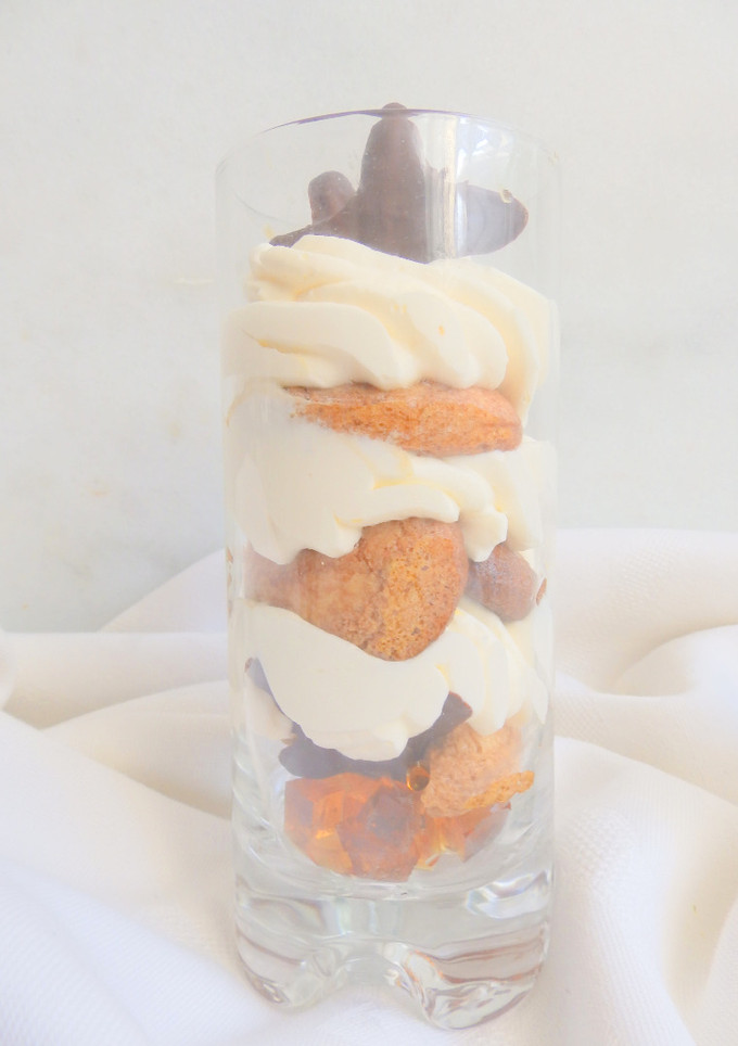 Una foto de Tiramisú con melindros y gelatina de ron