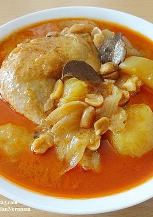 A picture of Chicken Massaman Curry.