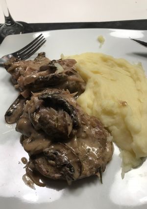 Una foto de Lomo con hongos