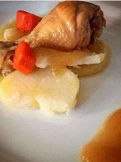 Una foto de Rostit de pollo con patata, zanahoria y compota de manzana