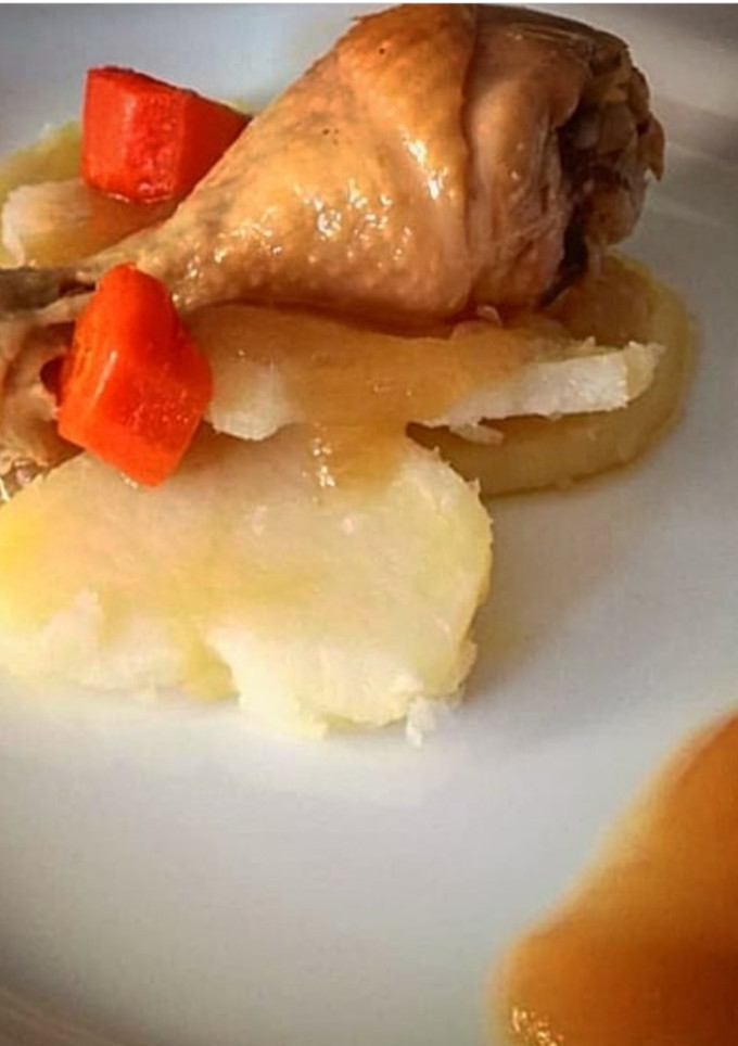 Una foto de Rostit de pollo con patata, zanahoria y compota de manzana