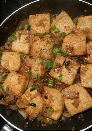 Hình của món Tàu hủ sốt hành.