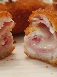 Una foto de ✅🗣📢 Rollitos de Pechuga rellenos de Jamón Dulce y Queso
