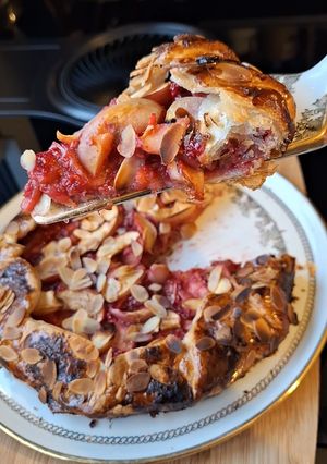 Une photo de Tarte rustique aux pommes et compotée de framboises