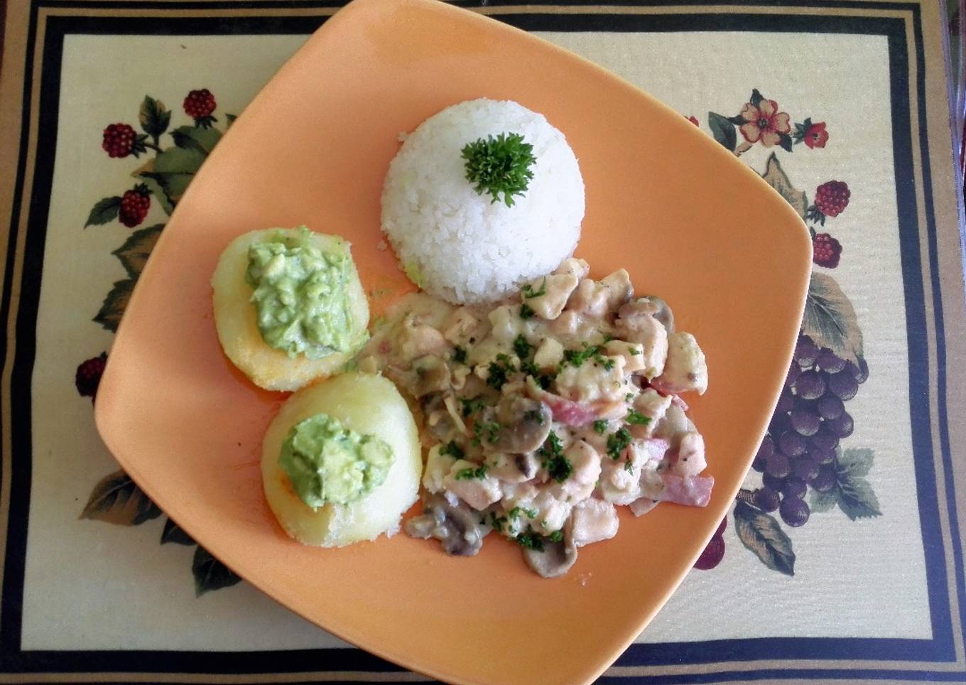 Pollo en Salsa con Tocineta y Champiñones