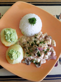 Una foto de Pollo en Salsa con Tocineta y Champiñones
