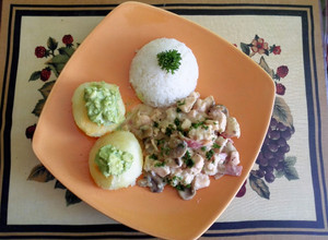 Una foto de Pollo en Salsa con Tocineta y Champiñones
