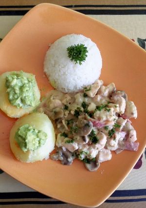 Una foto de Pollo en Salsa con Tocineta y Champiñones