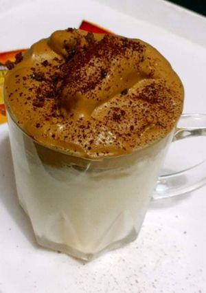 डालगोना कोल्ड कॉफ़ी (Dalgona cold coffee recipe in hindi) रेसिपी मुख्य फोटो