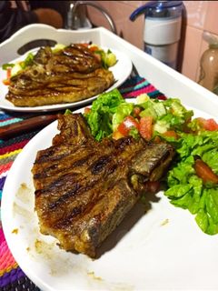 Una foto de Bife con ensalada riquísima