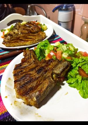Una foto de Bife con ensalada riquísima