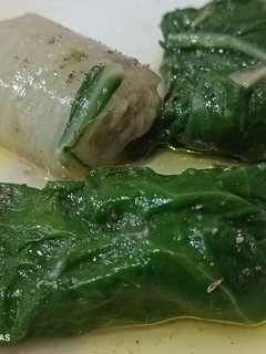 Una foto de Hojas y tallos de acelgas rellenos