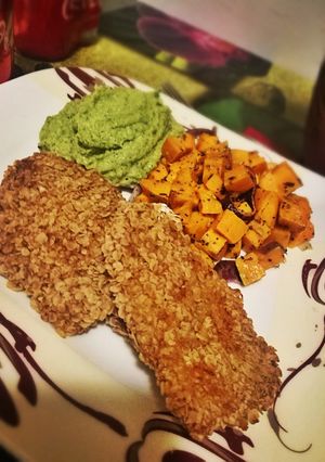 Zabpehely bundában, sütőben sült csirkemell, sült édesburgonyával és brokkolikrémmel recept fotója