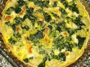 Una foto de quiche en sarten