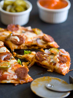 Una foto de Pizzadilla de chorizo, mozzarella y jalapeños