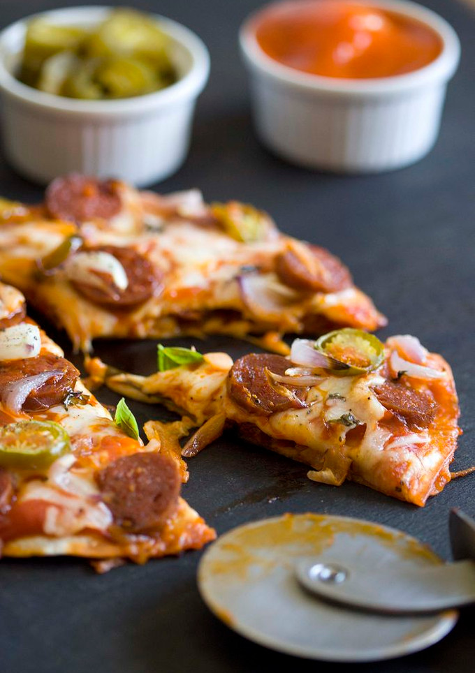 Una foto de Pizzadilla de chorizo, mozzarella y jalapeños