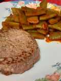 Hamburguesa al Cabrales y judías verdes rehogadas con pimentón