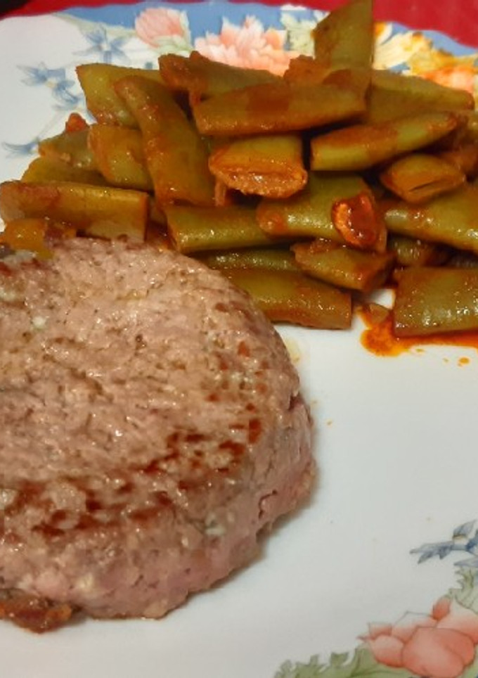 Una foto de Hamburguesa al Cabrales y judías verdes rehogadas con pimentón